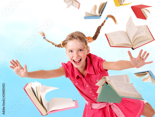 Foto: Schoolgirl holding pile of books. Outdoor. Schoolgirl holding pile of books. Outdoor.