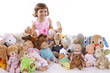 Mädchen mit Puppen und Kuscheltieren