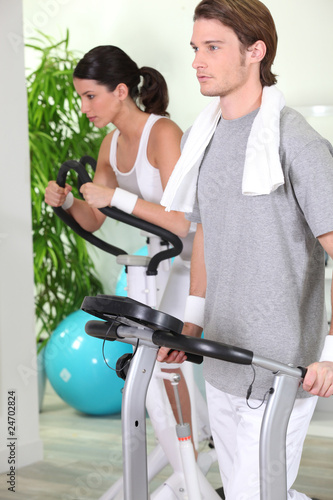 Foto: Homme et femme faisant du sport Homme et femme faisant du sport