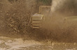 TRACTEUR DANS LA BOUE