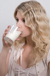 Junges Mädchen trinkt Milch