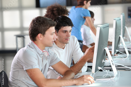 Foto : Group of young people in business training Group of young people in business training
