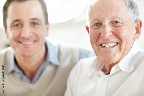Foto: Closeup of father and son smiling together Closeup of father and son smiling together