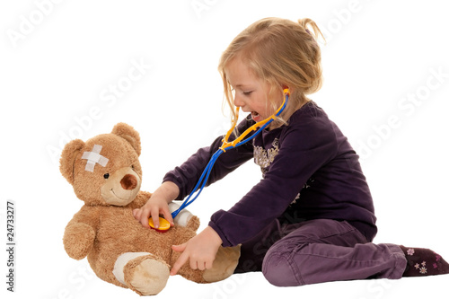 Foto: Kind mit Stethoskop als Arzt. Kinderarzt untersucht Patienten Kind mit Stethoskop als Arzt. Kinderarzt untersucht Patienten