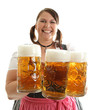 Oktoberfestbedienung im Dirndl mit Maßkrügen Oktoberfestbedienung im Dirndl mit Maßkrügen