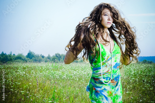 Foto: Beautiful girl in green field Beautiful girl in green field