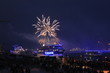Kreuzfahrtschiff im Hafen mit Feuerwerk