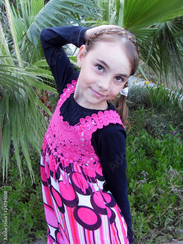 Photo: fillette en robe rose pose main sur la tête fillette en robe rose pose main sur la tête