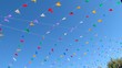 Fanions multicolores dans le vent
