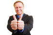 Manager zeigt beide Daumen