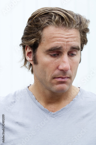 Photo: buste de jeune homme triste buste de jeune homme triste