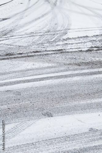 Foto: Tire tracks in the snow Tire tracks in the snow