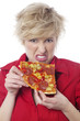 jeune femme écœurée en mangeant une pizza
