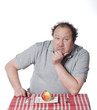 homme obèse devant une pomme régime