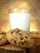 Vaso,leche, galletas y chocolate