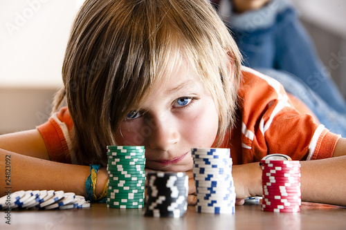 Foto: blonder Junge mit Pokerchips blonder Junge mit Pokerchips