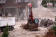 Grue chargeant des débris de fer et d'acier