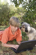 enfant,ordinateur,allongé pelouse,chien