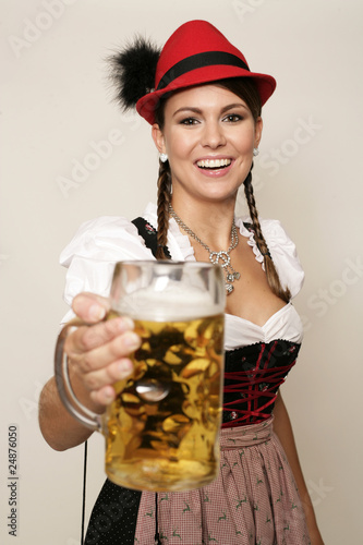 Foto: bayrisches Madl im Dirndl mit Bier bayrisches Madl im Dirndl mit Bier