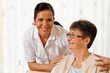 Pflegerin bei Altenpflege von Senioren im Altenheim