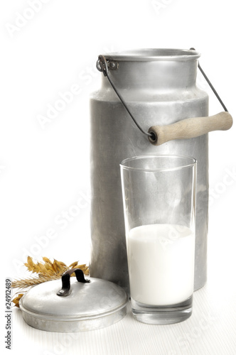 Photo: Milch und Milchkanne Milch und Milchkanne
