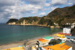 海とカラフルな屋根