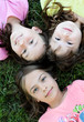 3 têtes d'enfants dans l'herbe