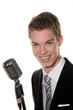 Junger  Sänger mit Retro Mikrofon singt Karaoke
