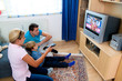 Familie beim Fernsehen mit Fernsehapparat