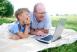 Vater und Sohn mit Laptop