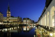 Das Hamburger Rathaus in der Abendstunde