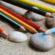 crayons de couleur sur la plage