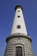 Phare de Ouistreham en Normandie sur fond de ciel bleu Phare de Ouistreham en Normandie sur fond de ciel bleu