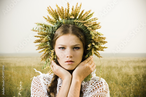 Foto: Young woman in the meadow Young woman in the meadow