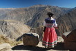 Indienne devant le canyon de Colca, Pérou Indienne devant le canyon de Colca, Pérou