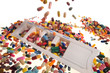 Viele Tabletten fallen auf einen Dispenser