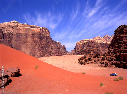 Photo : Four wheel drive in Wadi Rum Four wheel drive in Wadi Rum