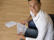 Jeune homme content tenant un courrier dans ses mains