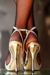 Sexy Frau in goldenen High-Heels