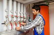 Foto: Heizungs Techniker in Heizraum bei Heizanlage Heizungs Techniker in Heizraum bei Heizanlage
