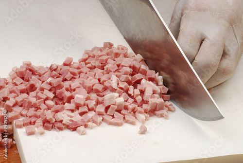 Photo: Cortando carne de cerdo. Cortando carne de cerdo.