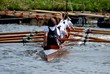 Jugendliche in einem achter Ruderboot