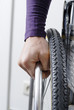 close-up d'une main sur uneroue de chaise roulante close-up d'une main sur uneroue de chaise roulante