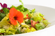 Gemischter Salat mit essbaren Blüten