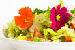 Gemischter Salat mit essbaren Blüten