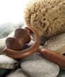 gros plan sur objet de massage et éponge naturelle gros plan sur objet de massage et éponge naturelle