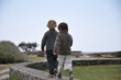enfants de dos marchant sur un muret