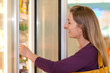 Frau im Supermarkt Tiefkühlabteilung
