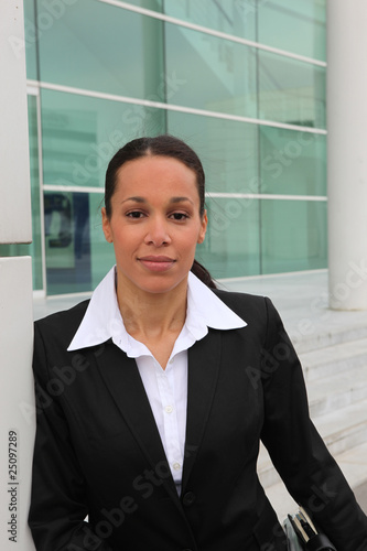 Foto: Portrait d'une jeune femme d'affaires Portrait d'une jeune femme d'affaires