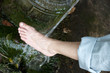 Fuß unter Brunnen